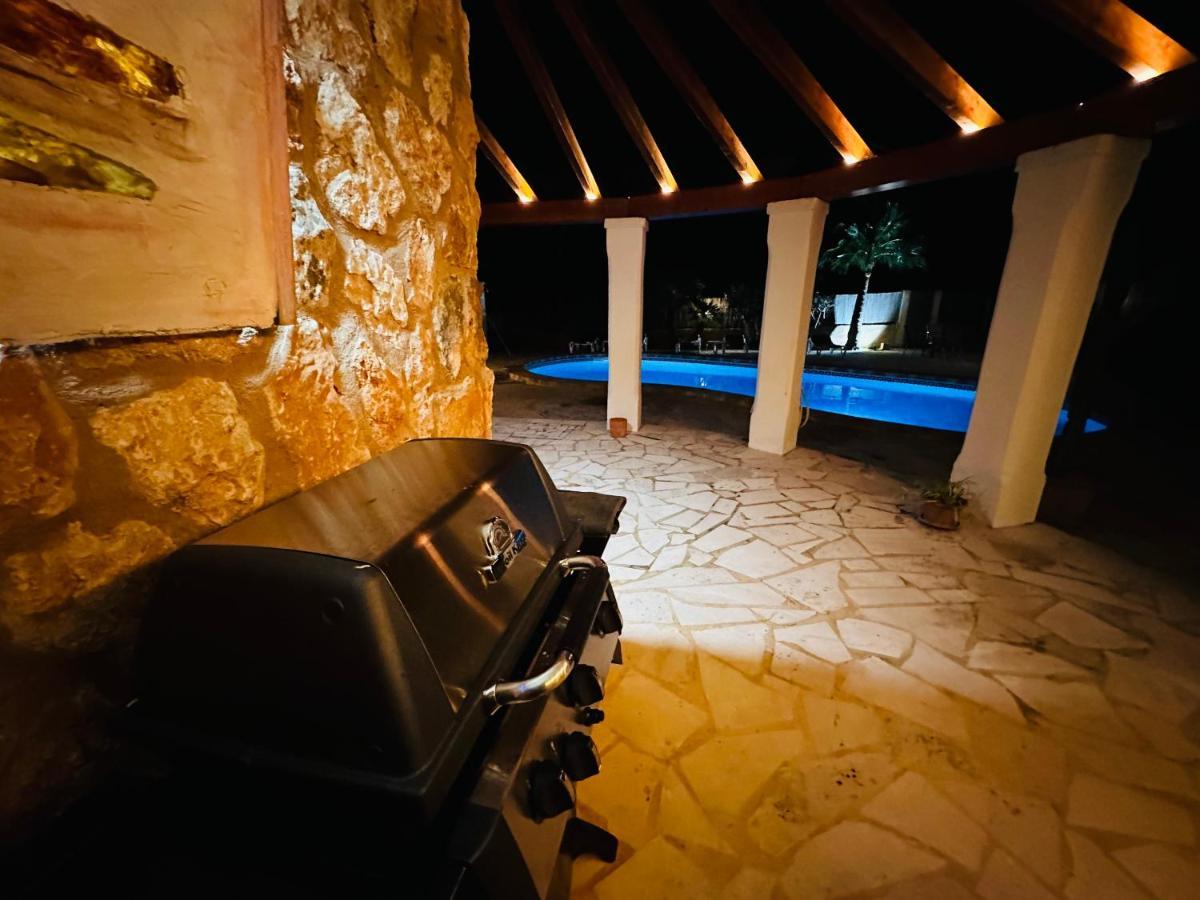 Villa Sanchez In Strandnahe Mit Pool, Jacuzzi, Klima, Wifi, Gas Bbq Santanyí Exteriör bild